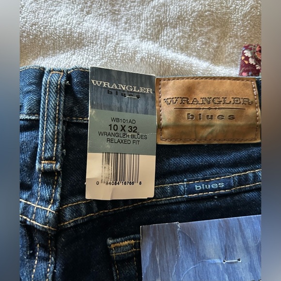 Women's Wrangler Capri with Floral Trim - Picture 4 of 6